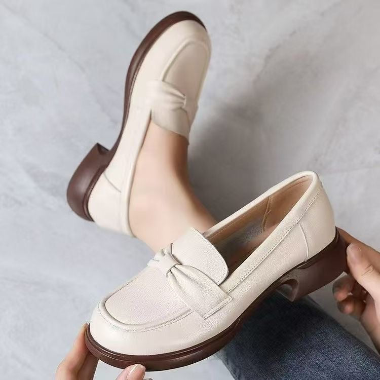 Zapatos de piel decorados con lazo