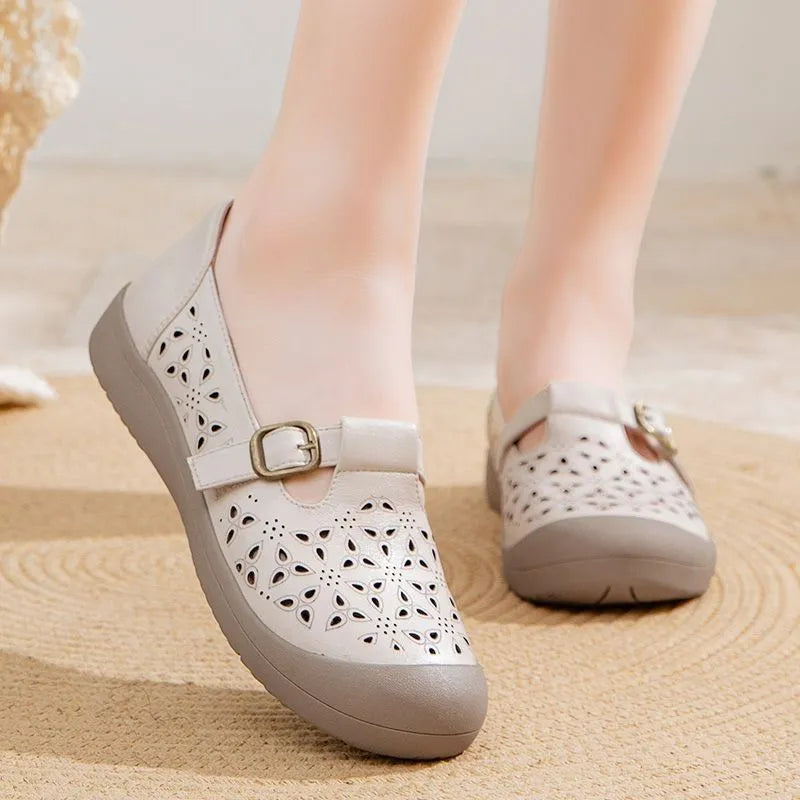 Zapatos de cuero hueco con suela blanda