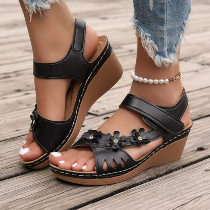 Sandalias adornadas con flores
