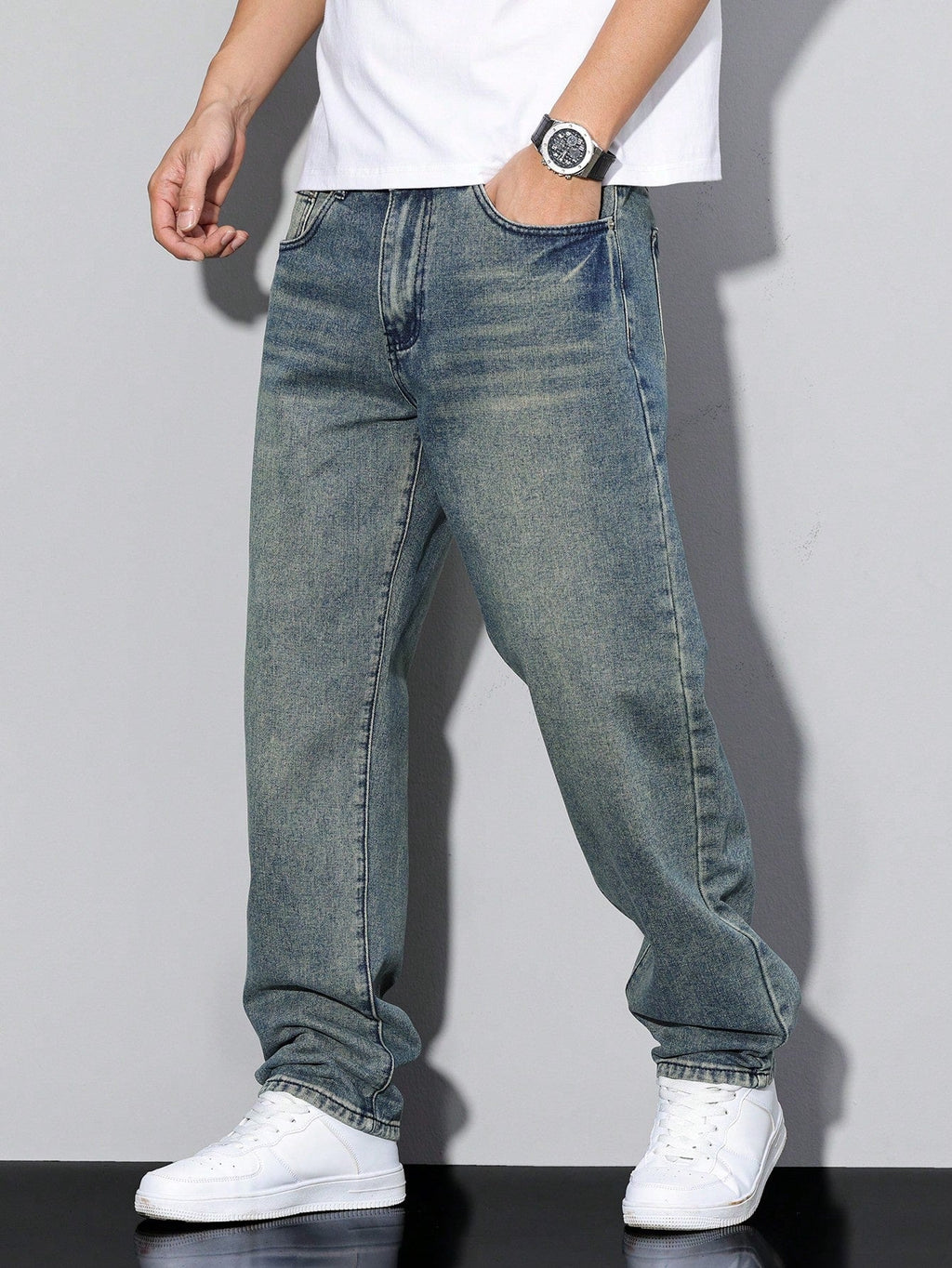 https://cdn.shopify.com/s/files/1/0981/1568/2584/files/Baggy-Jeans-Heren-Losse-Pasvorm-Maximale-Bewegingsvrijheid-10.jpg?v=1787116600
