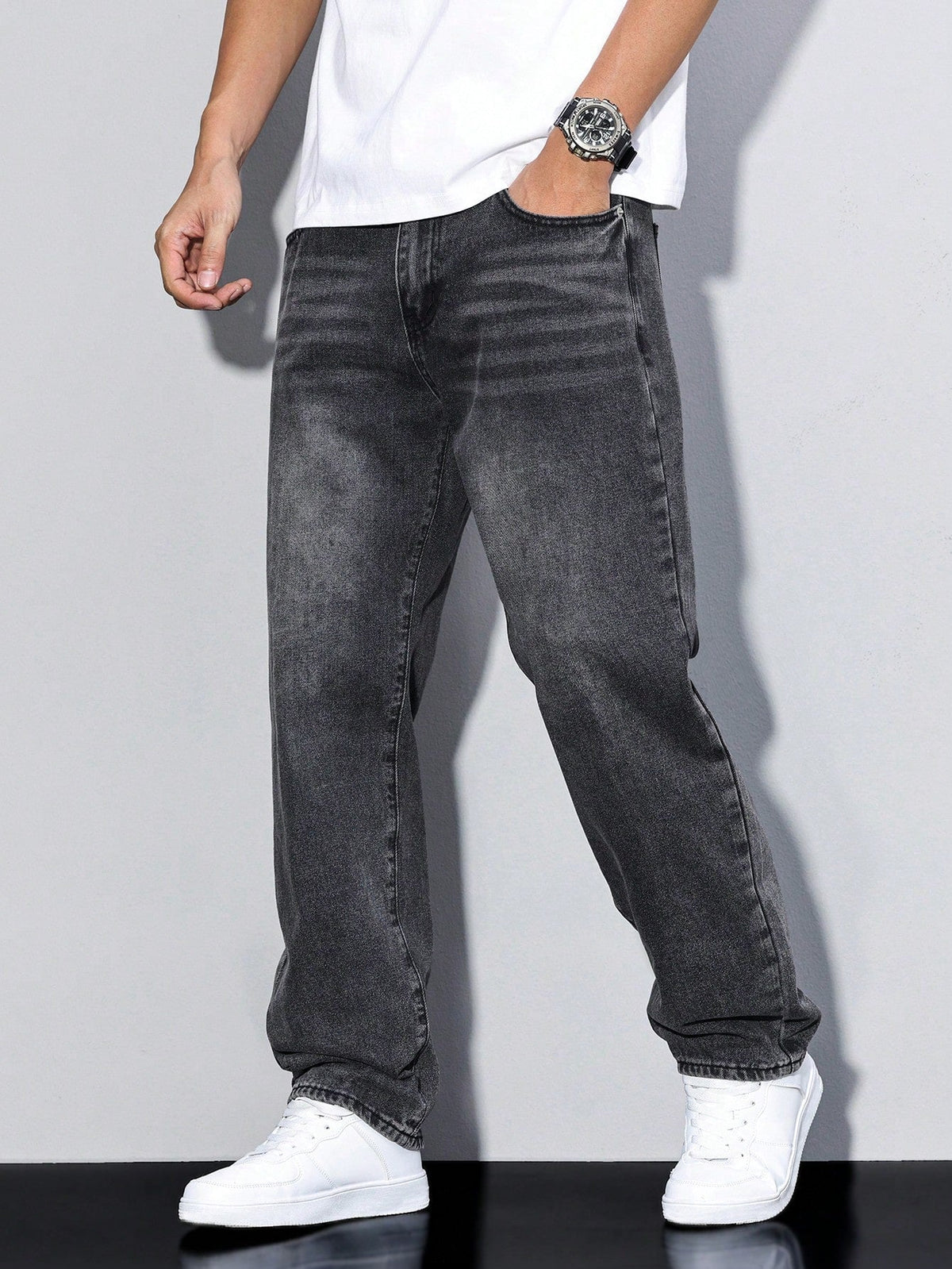 https://cdn.shopify.com/s/files/1/0981/1568/2584/files/Baggy-Jeans-Heren-Losse-Pasvorm-Maximale-Bewegingsvrijheid-14.jpg?v=1787116600
