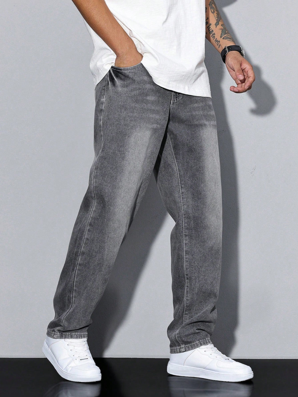 https://cdn.shopify.com/s/files/1/0981/1568/2584/files/Baggy-Jeans-Heren-Losse-Pasvorm-Maximale-Bewegingsvrijheid-3.jpg?v=1787116600