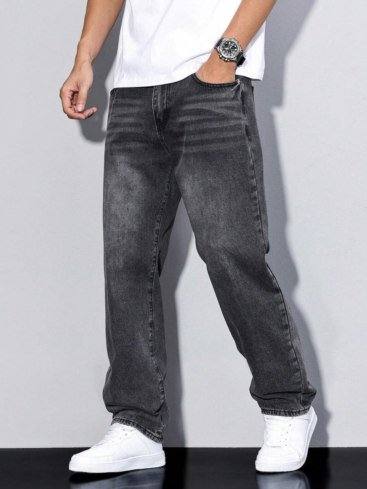 https://cdn.shopify.com/s/files/1/0981/1568/2584/files/Baggy-Jeans-Heren-Losse-Pasvorm-Maximale-Bewegingsvrijheid-7.jpg?v=1787116600