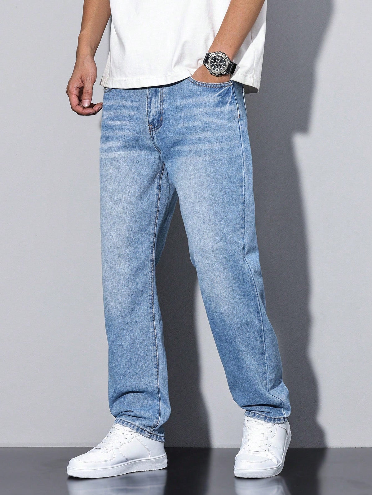 https://cdn.shopify.com/s/files/1/0981/1568/2584/files/Baggy-Jeans-Heren-Losse-Pasvorm-Maximale-Bewegingsvrijheid-8.jpg?v=1787116600
