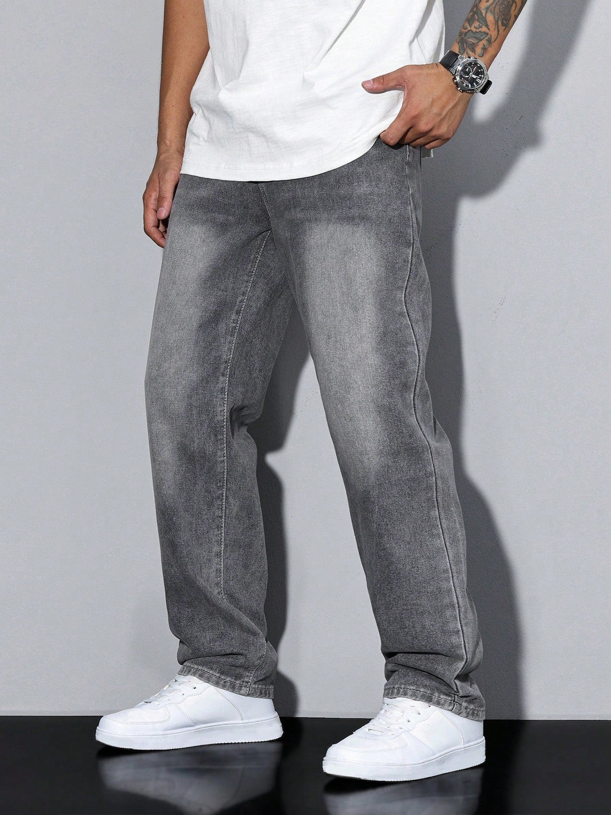 https://cdn.shopify.com/s/files/1/0981/1568/2584/files/Baggy-Jeans-Heren-Losse-Pasvorm-Maximale-Bewegingsvrijheid.jpg?v=1787116600