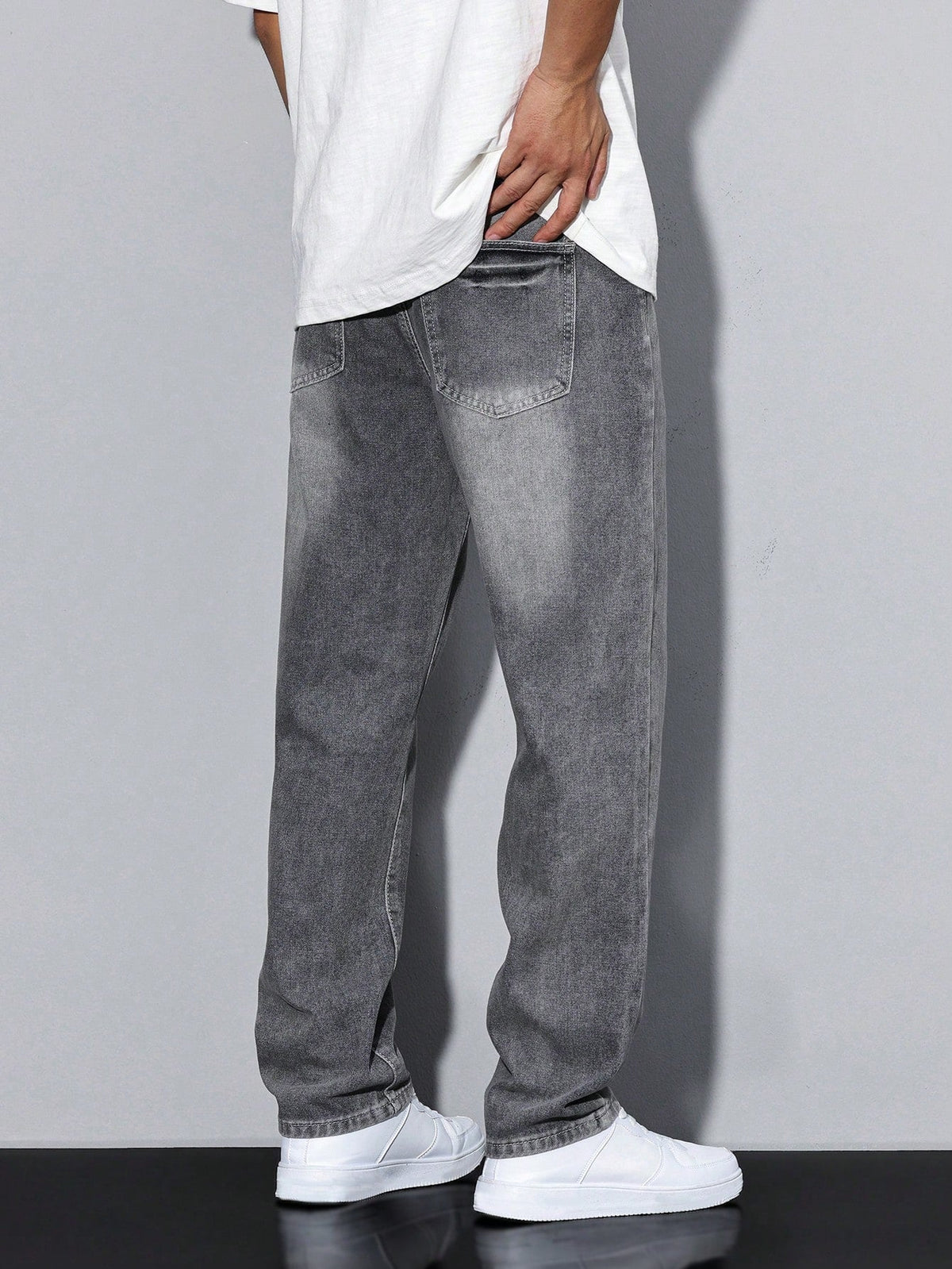https://cdn.shopify.com/s/files/1/0981/1568/2584/files/Baggy-Jeans-Wijde-Spijkerbroek-met-Washed-Look-4.jpg?v=1787116600