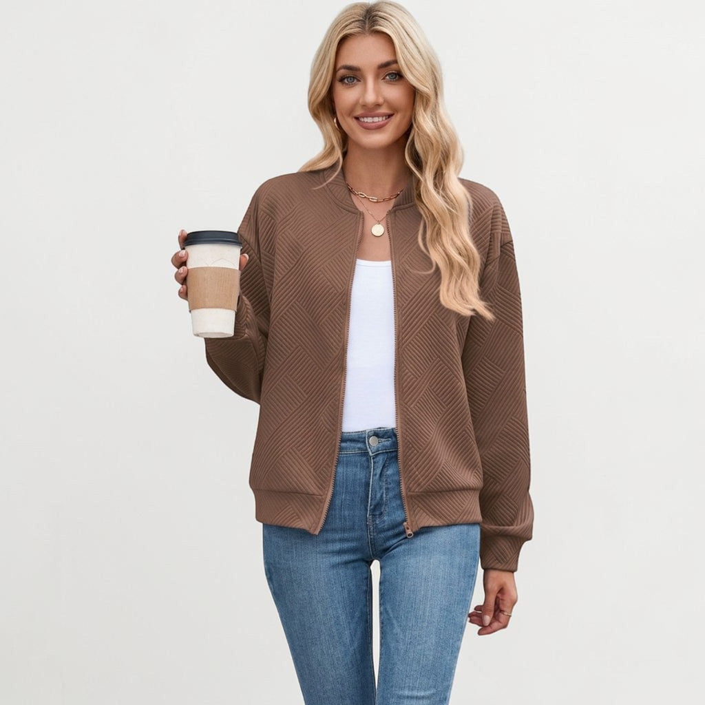 https://cdn.shopify.com/s/files/1/0981/1568/2584/files/Bomberjas-Dames-Trendy-Look-Comfortabel-Draaggemak-8.jpg?v=1787939394