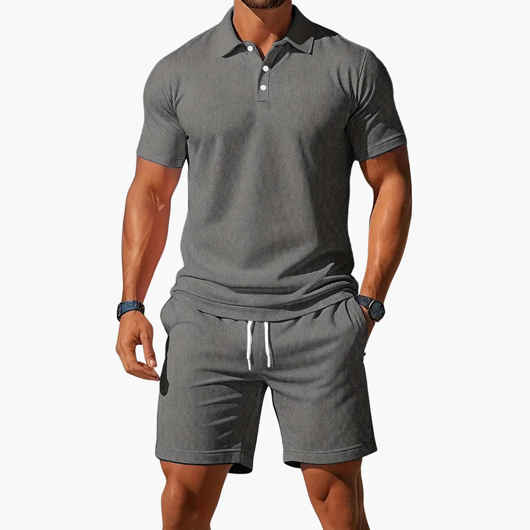 https://cdn.shopify.com/s/files/1/0981/1568/2584/files/Heren-Set-Ademend-Comfortabel-als-2-Delige-Poloset-5.jpg?v=1787116236