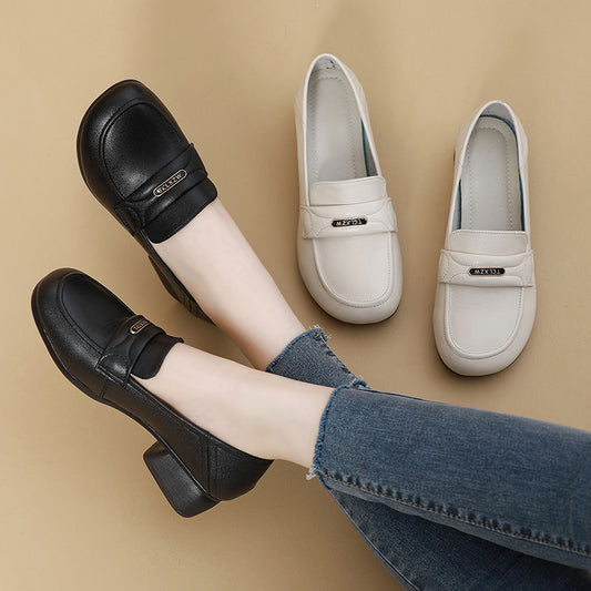 Zapatos de piel de suela blanda y tacón medio