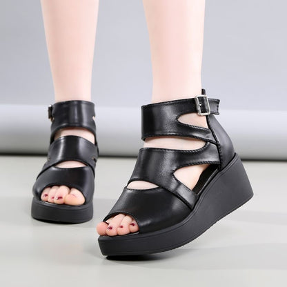 Sandalias con plataforma y hebilla recortadas