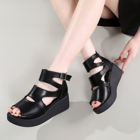 Sandalias con plataforma y hebilla recortadas