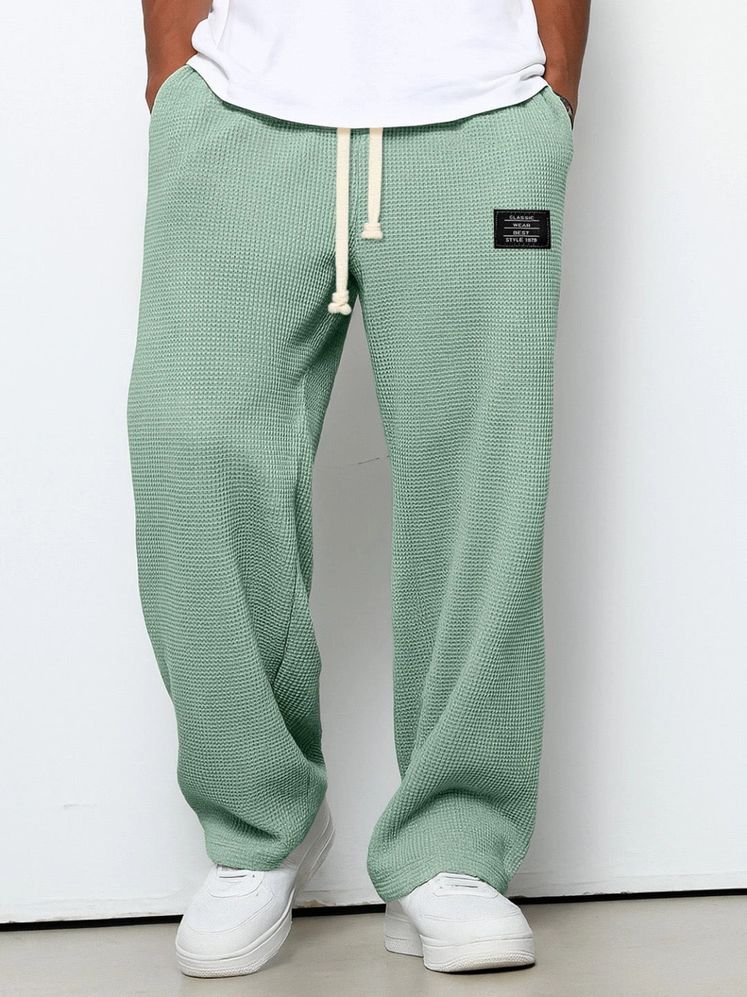 https://cdn.shopify.com/s/files/1/0981/1568/2584/files/Jogger-Broek-Heren-Relaxte-Pasvorm-Tijdloze-Stijl-2.jpg?v=1787116601