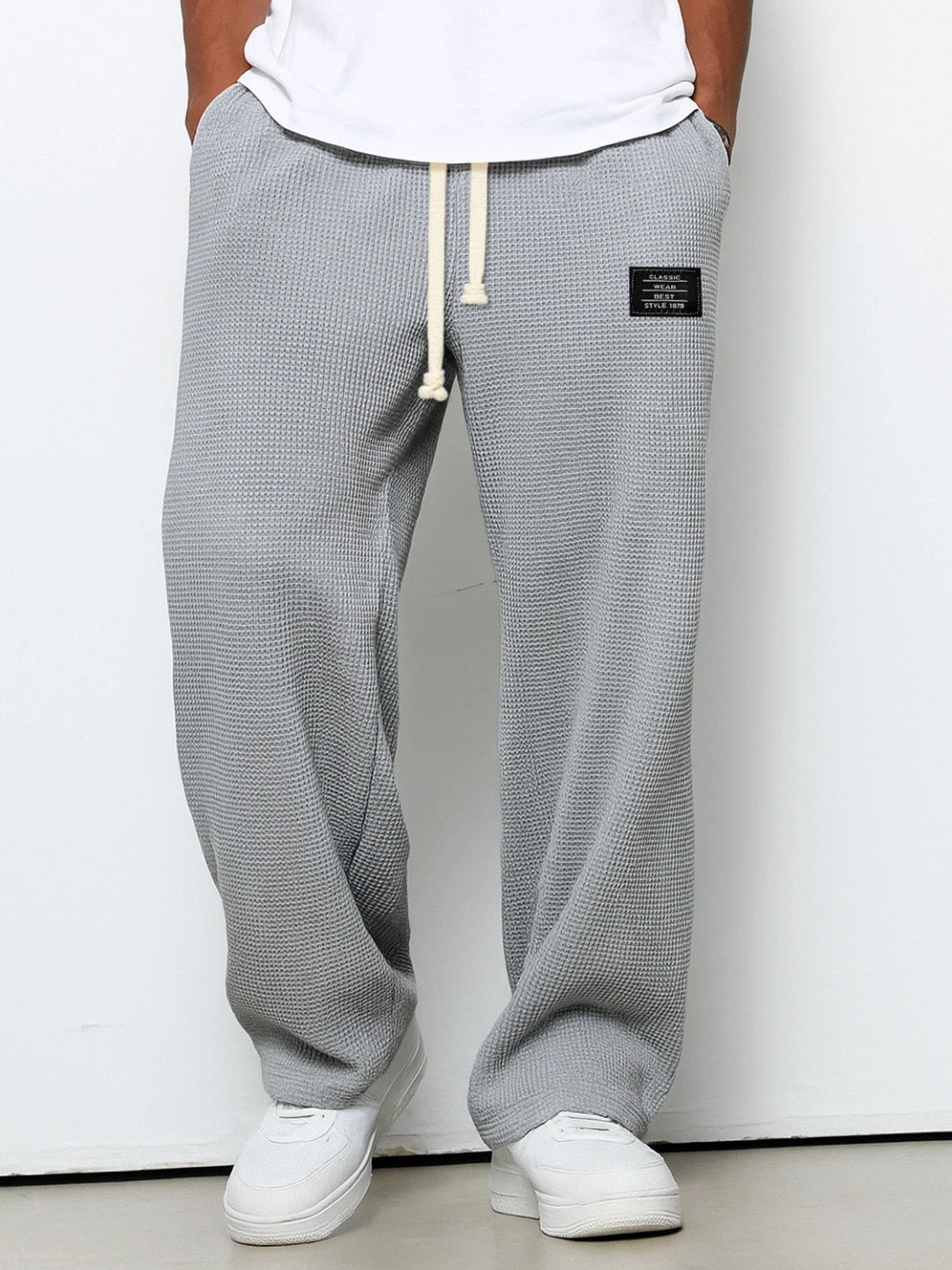 https://cdn.shopify.com/s/files/1/0981/1568/2584/files/Jogger-Broek-Heren-Relaxte-Pasvorm-Tijdloze-Stijl-4.jpg?v=1787116601
