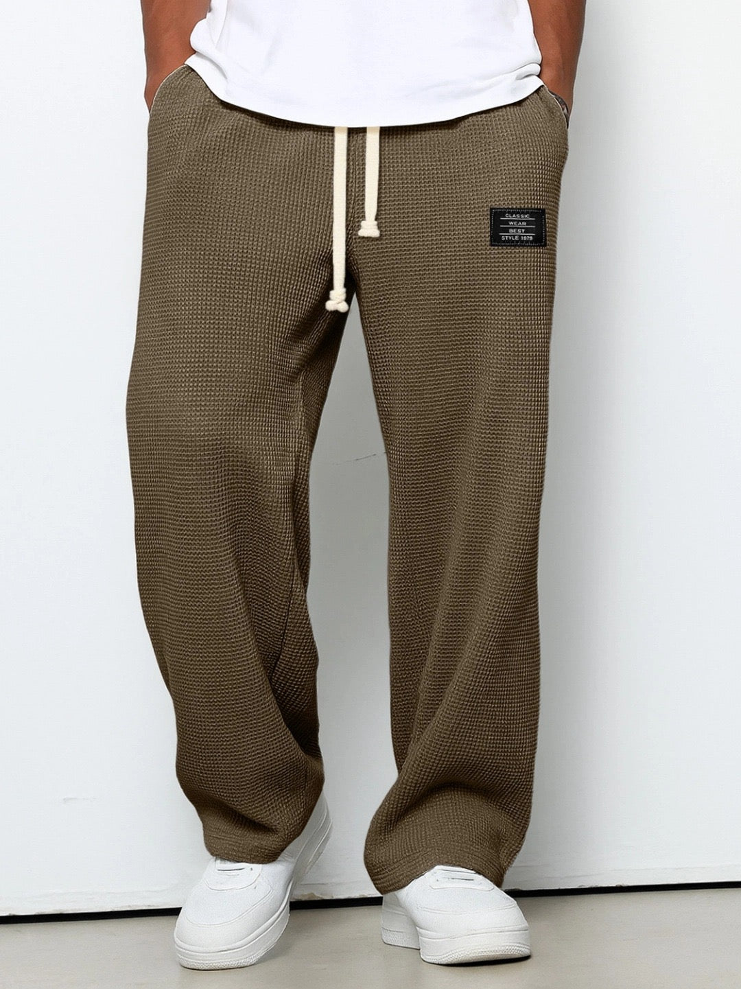 https://cdn.shopify.com/s/files/1/0981/1568/2584/files/Jogger-Broek-Heren-Relaxte-Pasvorm-Tijdloze-Stijl-8.jpg?v=1787116601