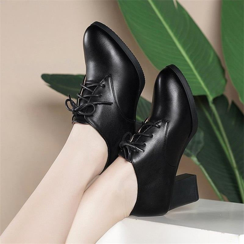 Zapatos de piel con cordones y tacones gruesos