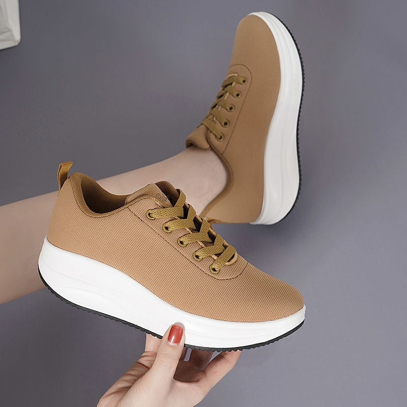 Hardloopschoenen met veters en een ronde neus