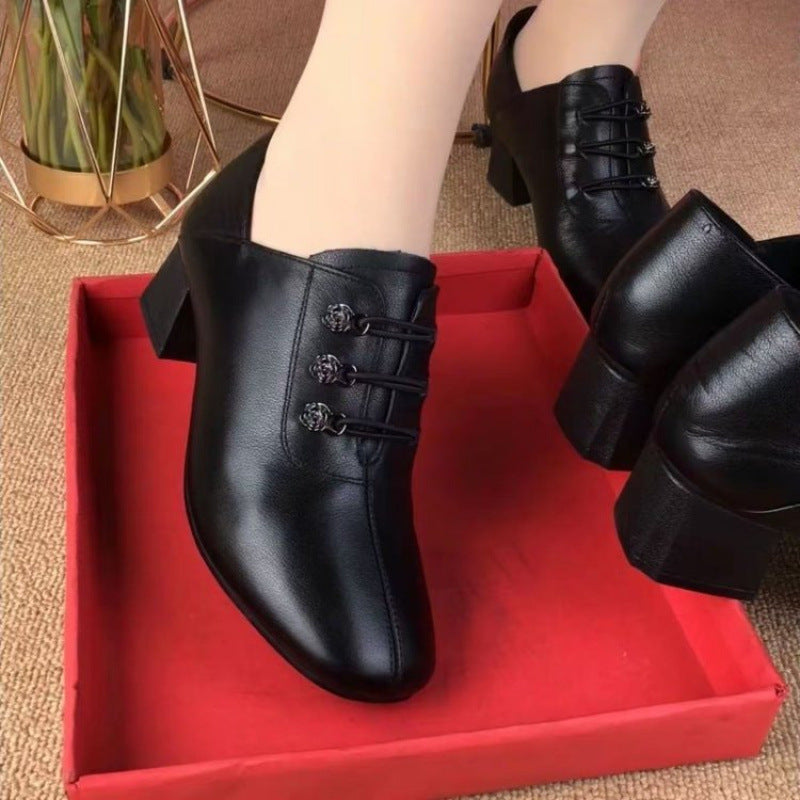 Zapatos de piel de tacón medio suave y corte profundo