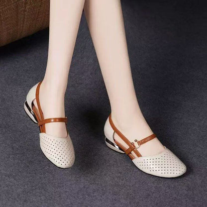 Zapatos Mary Jane perforados de tacón bajo
