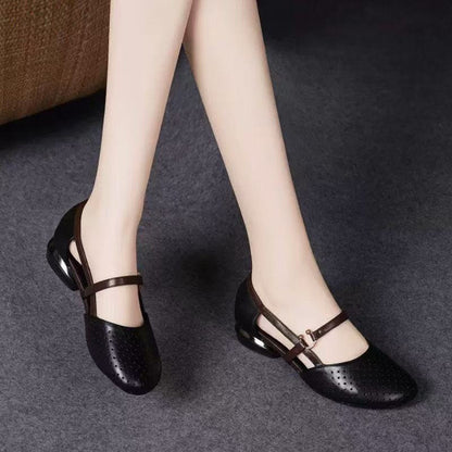 Zapatos Mary Jane perforados de tacón bajo