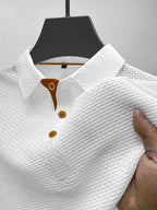 https://cdn.shopify.com/s/files/1/0981/1568/2584/files/Poloshirt-Heren-Luchtige-Moderne-Polo-met-Gebreide-Textuur.jpg?v=1787116514