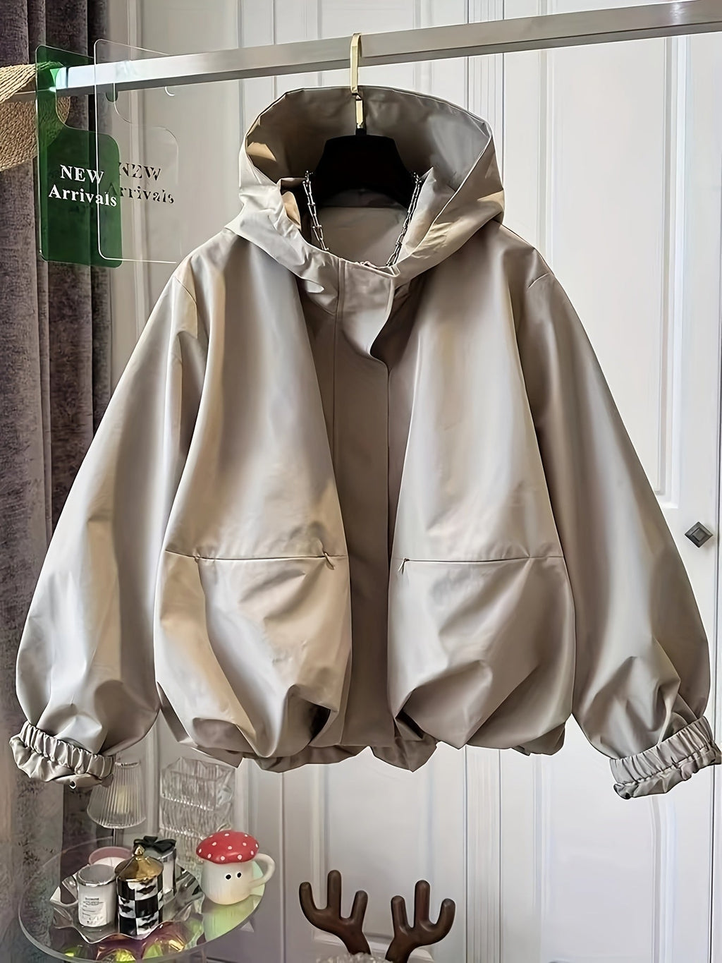 https://cdn.shopify.com/s/files/1/0981/1568/2584/files/Windjack_-_Lichtgewicht_Capuchon_En_Ademend_Bescherming_2.jpg?v=1787939422
