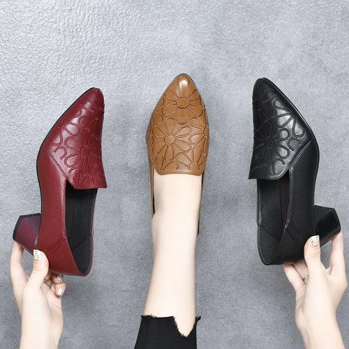 Geborduurde schoenen met middelhoge hak van zacht leer