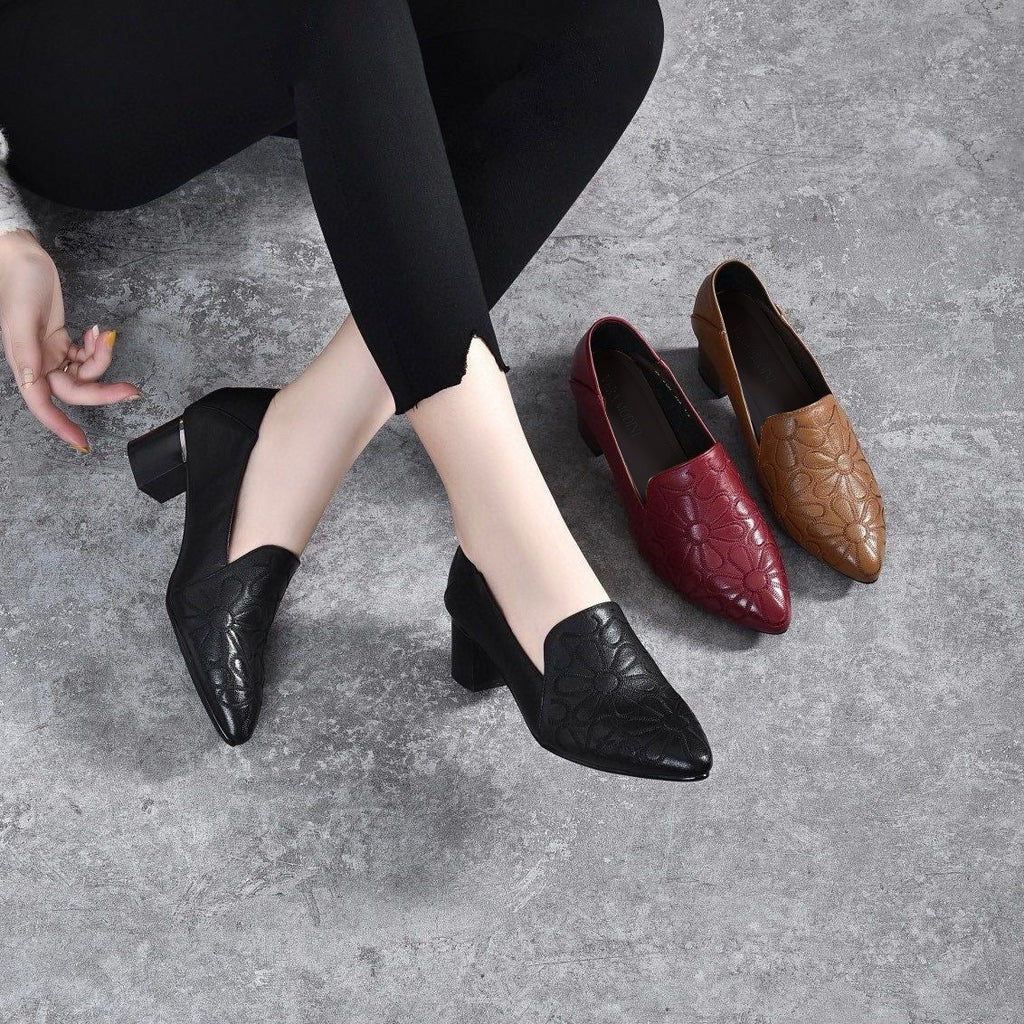 Geborduurde schoenen met middelhoge hak van zacht leer
