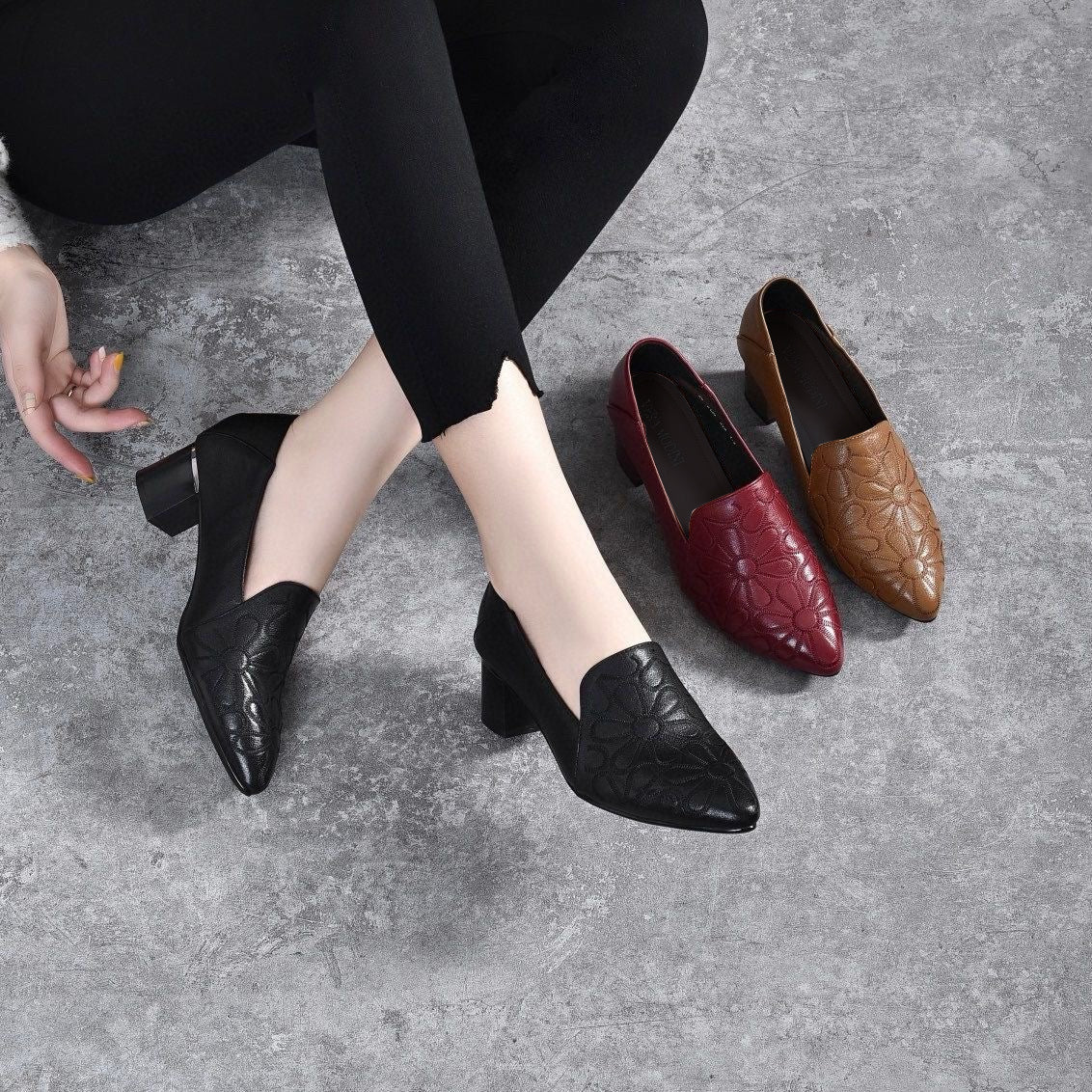 Geborduurde schoenen met middelhoge hak van zacht leer