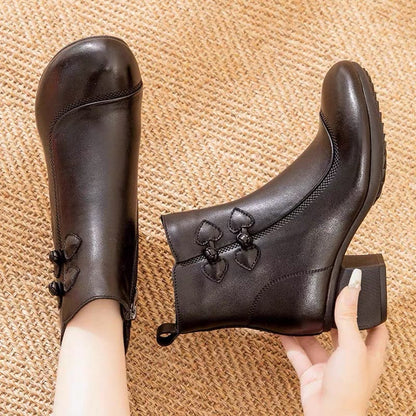 Botas de piel con punta redonda y diseño de mariposa